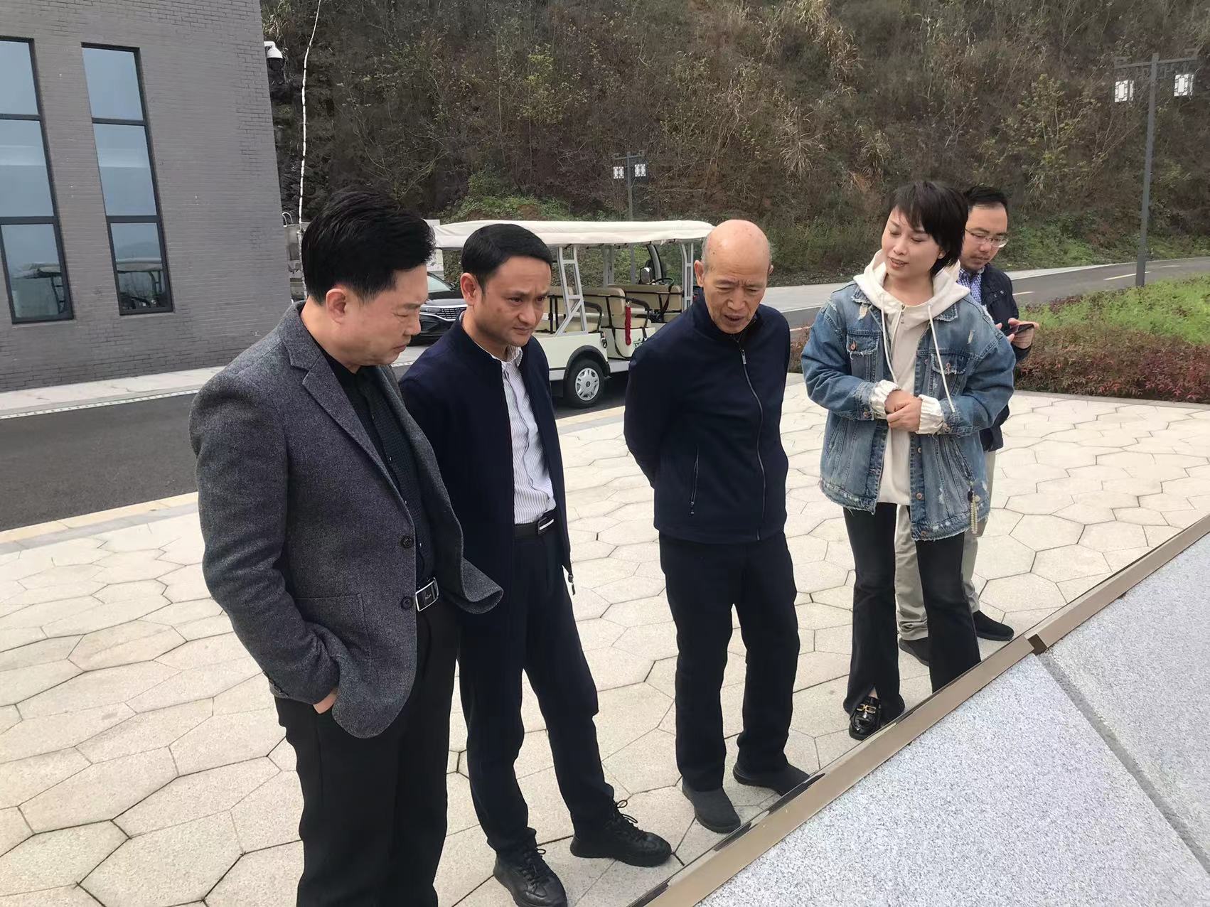 参观1.jpg